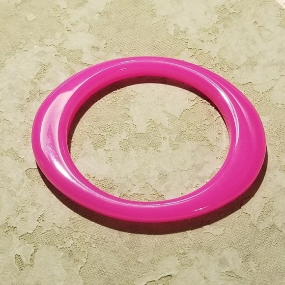Retro 80s Lucite Oval Hot Pink Bangle Bracelet - Picture 1 of 5
